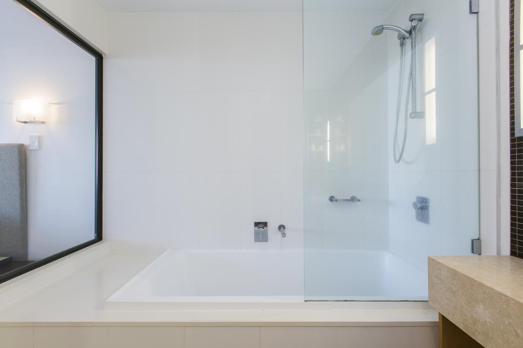 Boathouse Port Of Airlie Apartment Airlie Beach Room photo