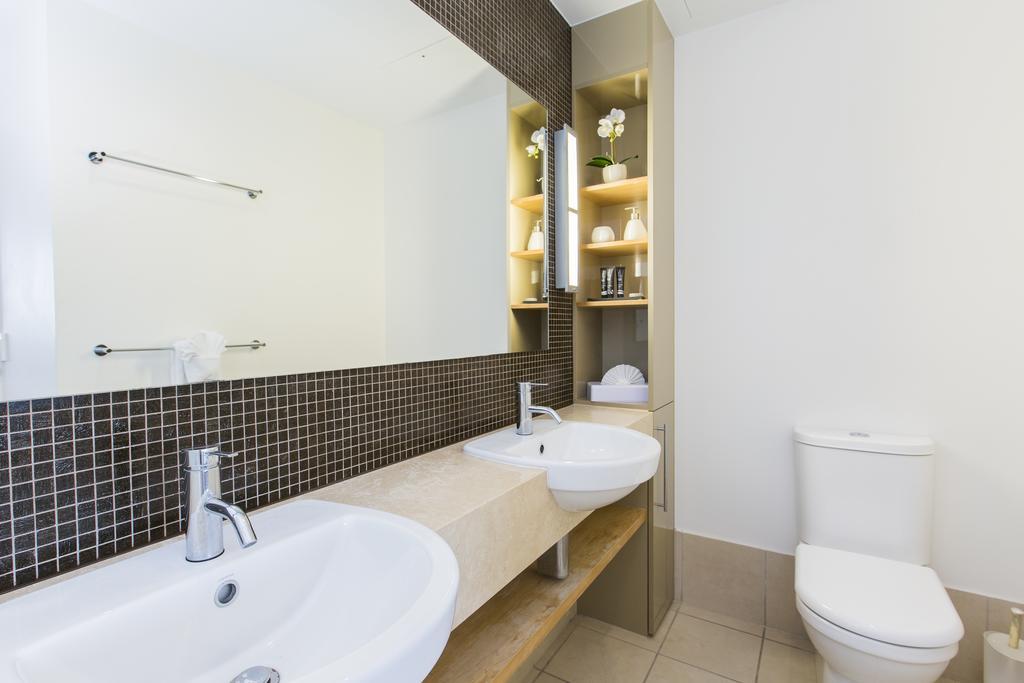 Boathouse Port Of Airlie Apartment Airlie Beach Room photo